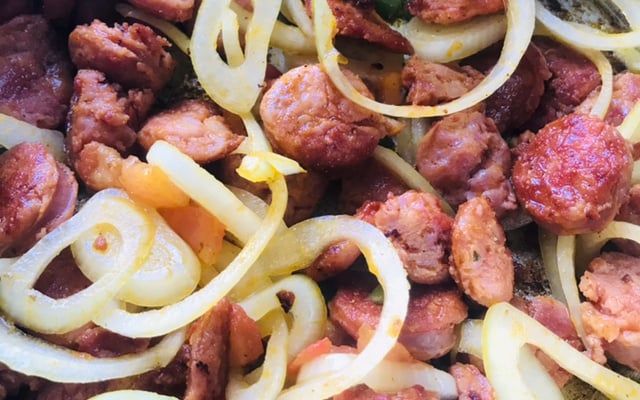 Linguiça acebolada com orégano