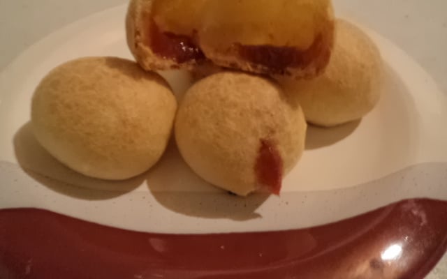 Pão de queijo recheado com goiabada