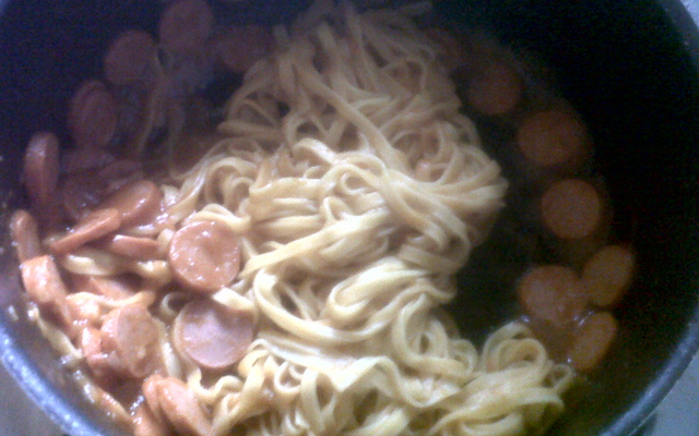 Macarronada de miojo com salsicha