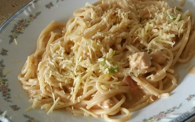 Macarrão com estrogonofe de frango rápido e fácil