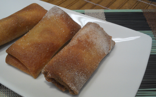 Rolinho primavera de banana com doce de leite