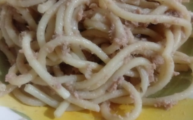 Macarrão alho e óleo com atum