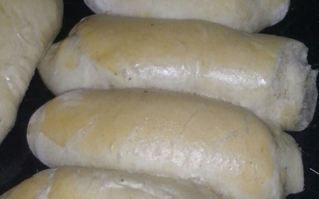 Pão de cachorro quente na máquina de pão