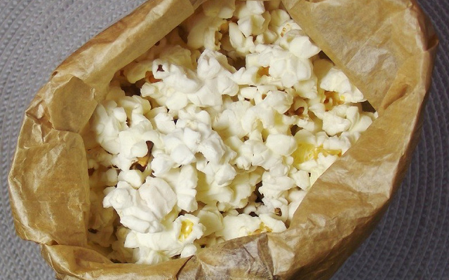 Pipoca de micro-ondas com milho comum sem óleo