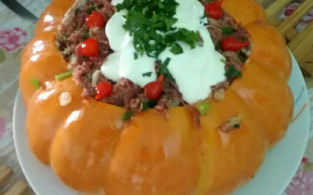 Carne seca desfiada na moranga