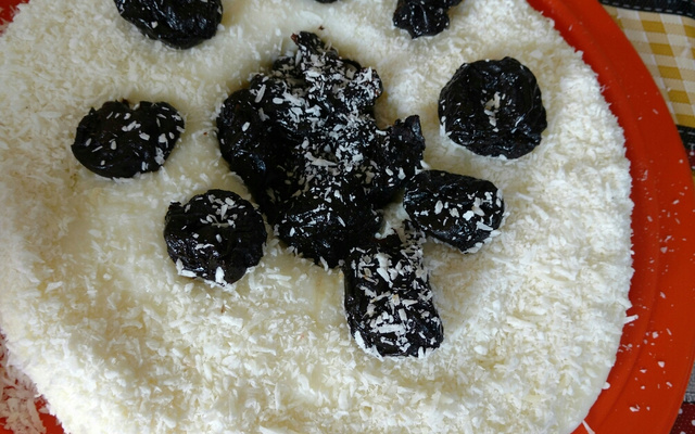 Manjar de coco ralado e ameixas