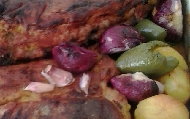 Costelinha de porco com batata assada