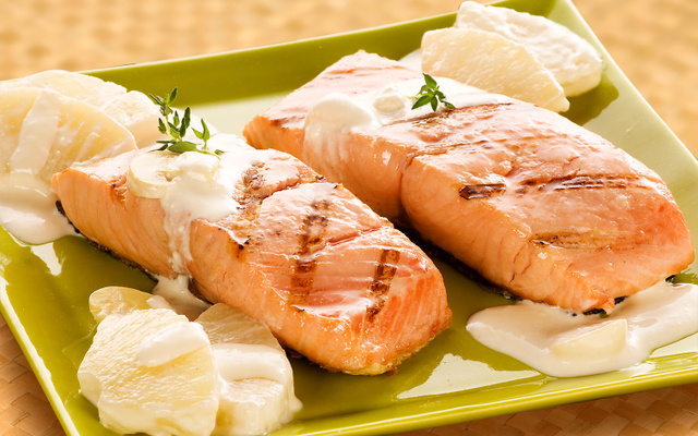 Peixe grelhado com molho de abacaxi