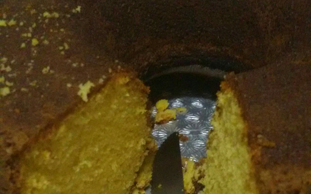 Bolo de fubá com suco de laranja