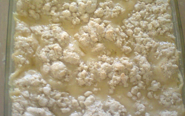 Cuca de farofa com leite condensado e coco