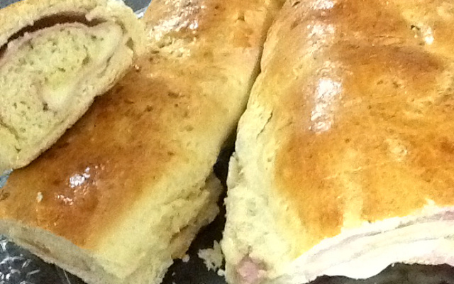 Pão recheado com presunto