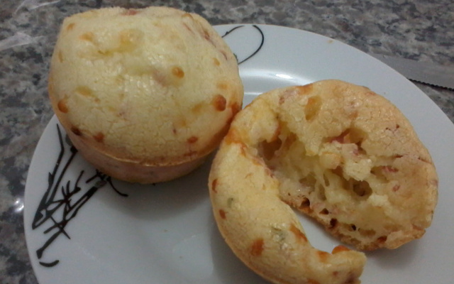 Pão de queijo de liquidificador com calabresa
