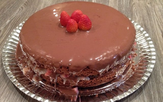Bolo facil de chocolate com recheio de morango e cobertura de ganache