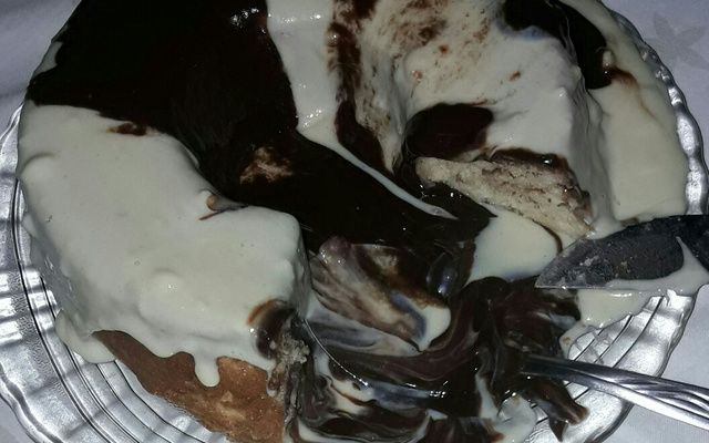 Bolo vulcão leite em pó com creme de avelã