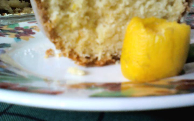 Bolo de laranja com cobertura açucarada