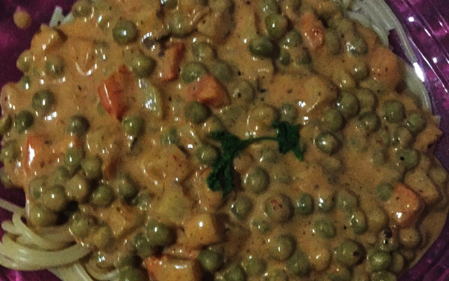 Macarrona de salsicha ao molho de tomate e creme de leite