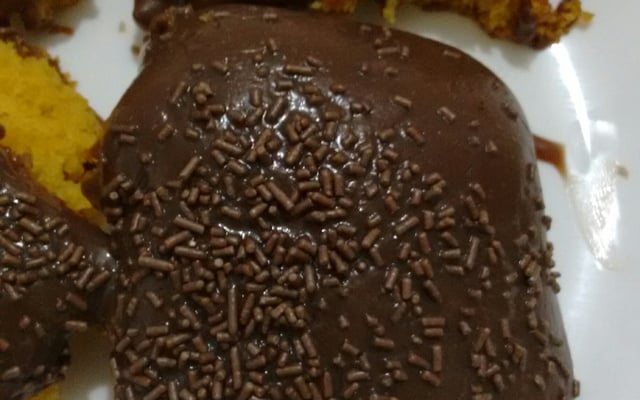 Bolo de cenoura com cobertura de brigadeiro