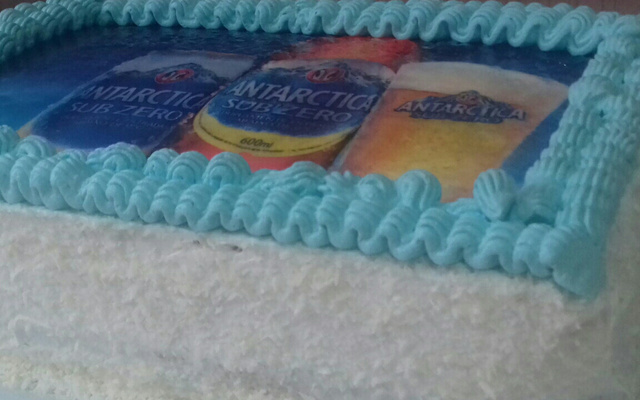 Bolo alegre de aniversário