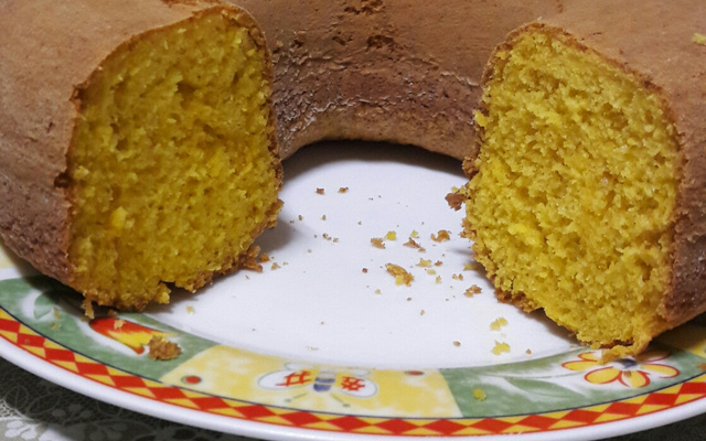 Bolo de cenoura com laranja inteira