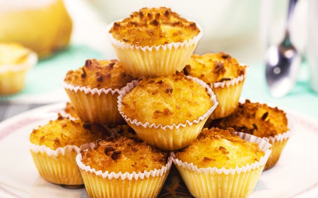 Queijadinhas de coco tradicionais empilhadas