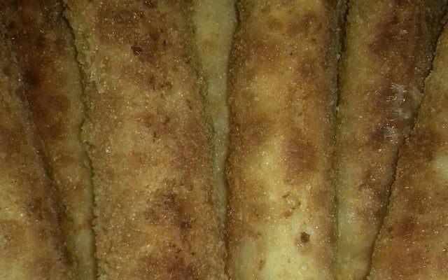 Enroladinho de salsicha com massa de pastel empanado