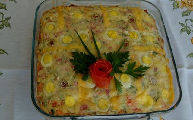 Torta de presunto, queijo e ovinhos de codorna