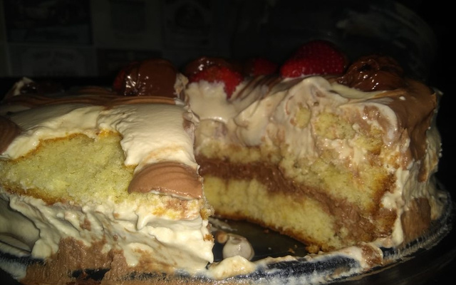 Bolo de creme de avelã com leite em pó