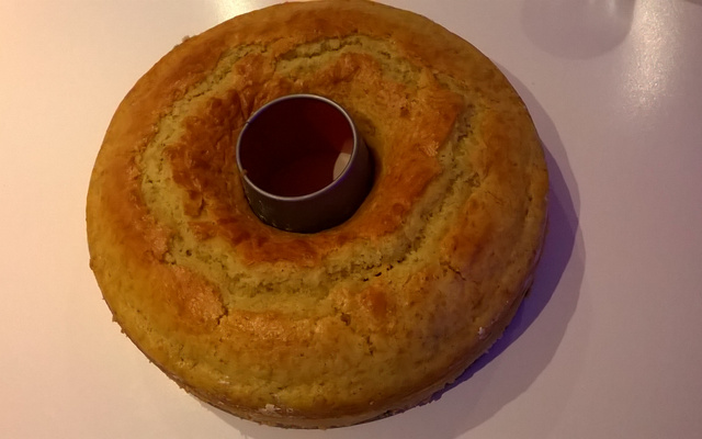 Bolo de baunilha com ameixas vermelhas (liquidificador)