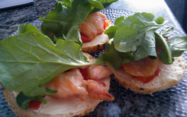 Bagle aberto com frango rápido e levinho