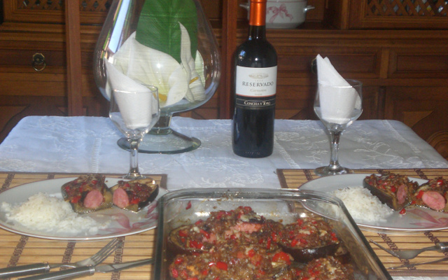 Berinjela recheada com linguiça