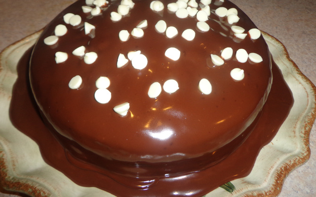 Bolo de laranja com cobertura trufada e gotas de chocolate branco