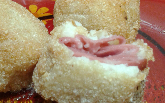 Bolinho de arroz com batata recheado de queijo