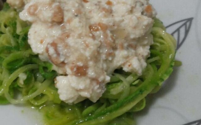 Macarrão de abobrinha com molho de ricota
