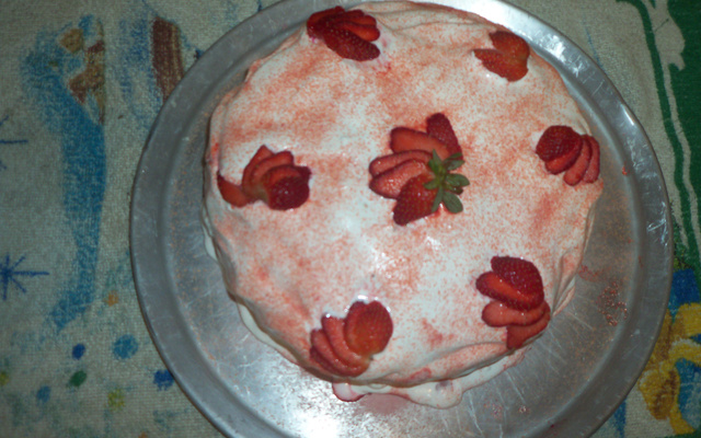 Bolo de morango e marshmallow