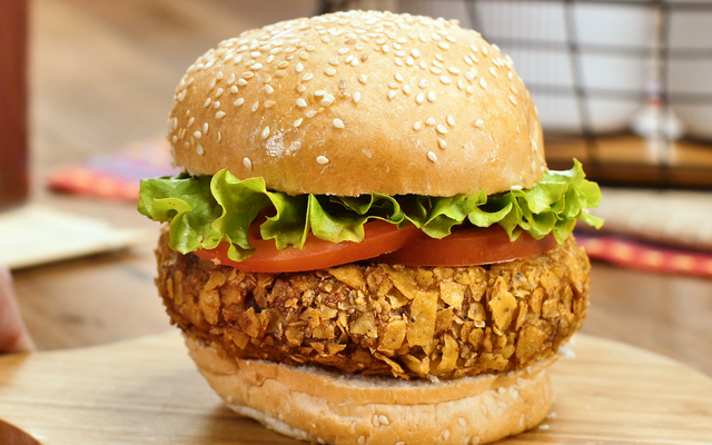 Hambúrguer de doritos com queijo 