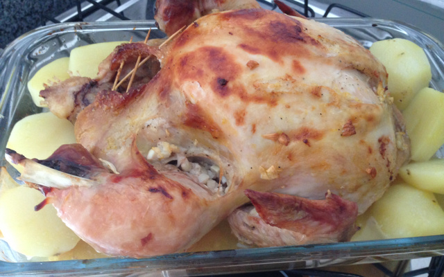 Frango assado com batatas