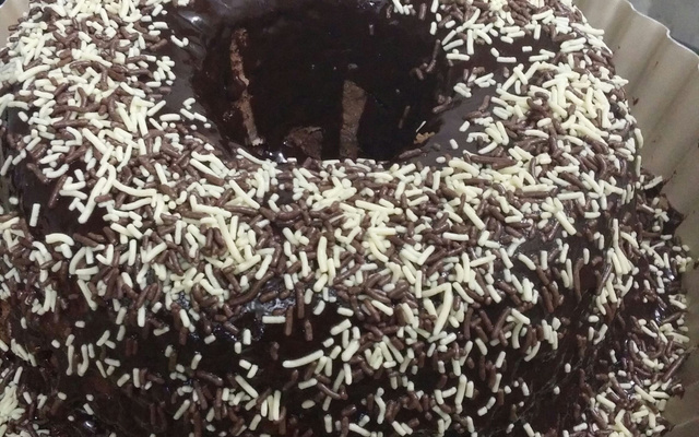 Bolo de chocolate de microondas com calda de falso brigadeiro