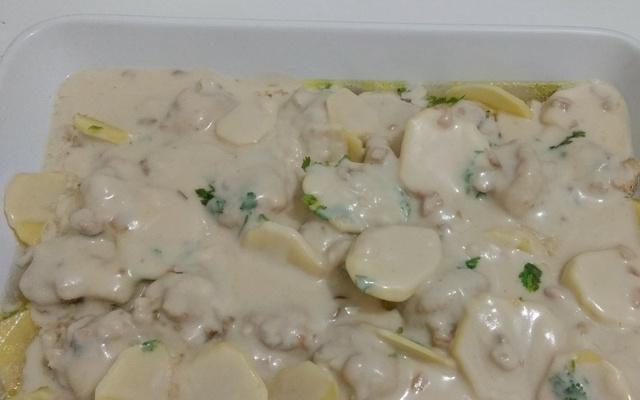 Coxa de frango ao creme de cebola