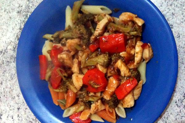 Penne com brócolis, cenoura e peito de frango