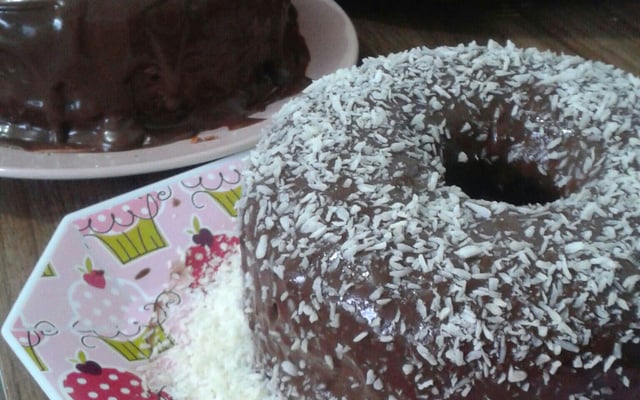 Pão de mel recheado no tamanho de bolo