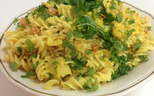 Macarrão com bacalhau mediterrâneo