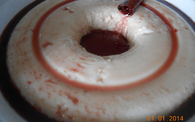 Manjar branco com calda de vinho