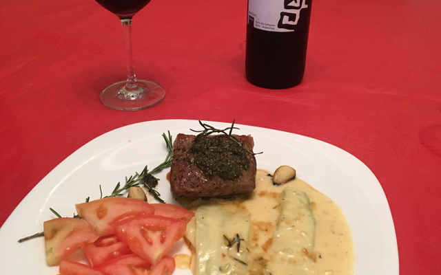 Chorizo com chimichurri e chuchu ao molho branco com queijo brie