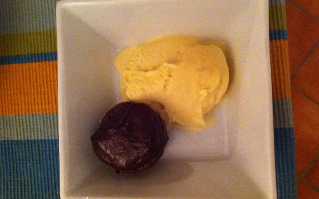 Tortinha quente de chocolate para servir com sorvete