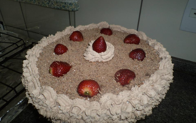 Bolo de chocolate com morango trufado - fácil e econômico