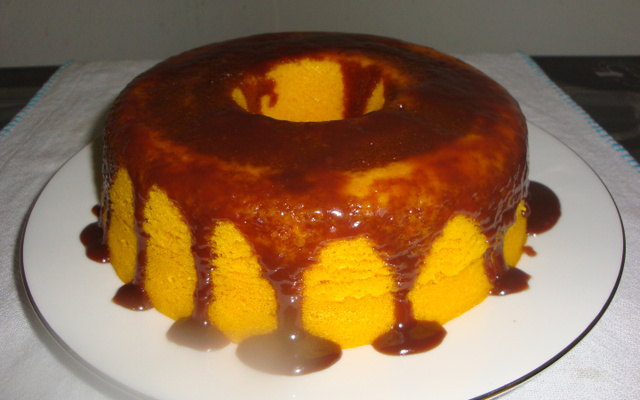 Bolo de cenoura com calda de chocolate de microondas