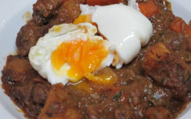 Picadinho de carne com cenoura e mandioca