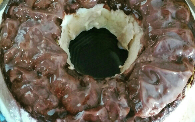 Pudim gelado com calda de chocolate