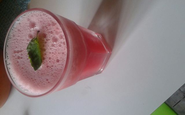 Suco refrescante de melancia com hortelã
