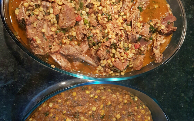 Frango caipira com viradinho de milho no fogão a lenha